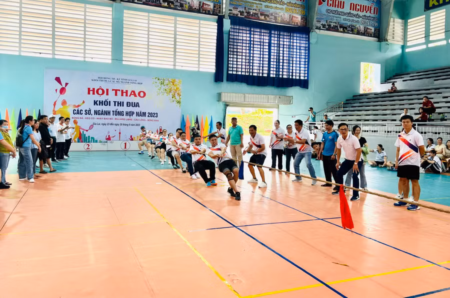 Các vận động viên tham gia môn thi đấu kéo co. Ảnh: M.N