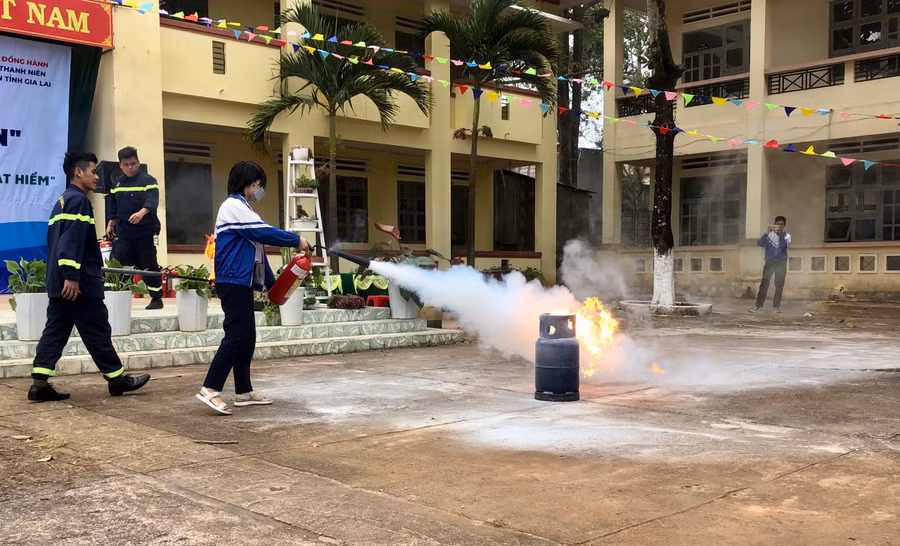 Học sinh Trường THCS Trần Phú (TP. Pleiku) thực hành dập tắt đám cháy bằng bình cứu hỏa. Ảnh: Phan Lài