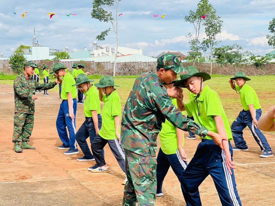 Các chiến sĩ "nhí" được hướng dẫn động tác võ. Ảnh P.L Các chiến sĩ "nhí" được hướng dẫn động tác võ. Ảnh P.L