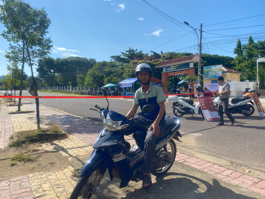 Ông Trần Viết Đình (thôn Hợp Thành, xã Sơn Lang, huyện Kbang) đồng hành cùng con gái "vượt vũ môn". Ảnh: Ngọc Minh