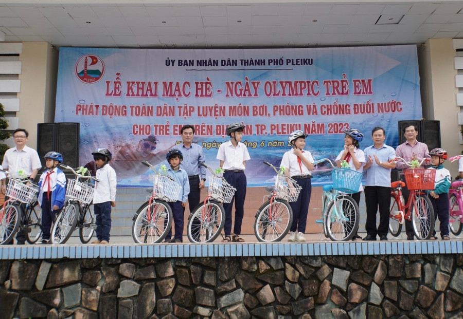 Các đại biểu tặng xe đạp cho học sinh khó khăn của TP. Pleiku. Ảnh: Đức Thụy Các đại biểu tặng xe đạp cho học sinh khó khăn của TP. Pleiku. Ảnh: Đức Thụy