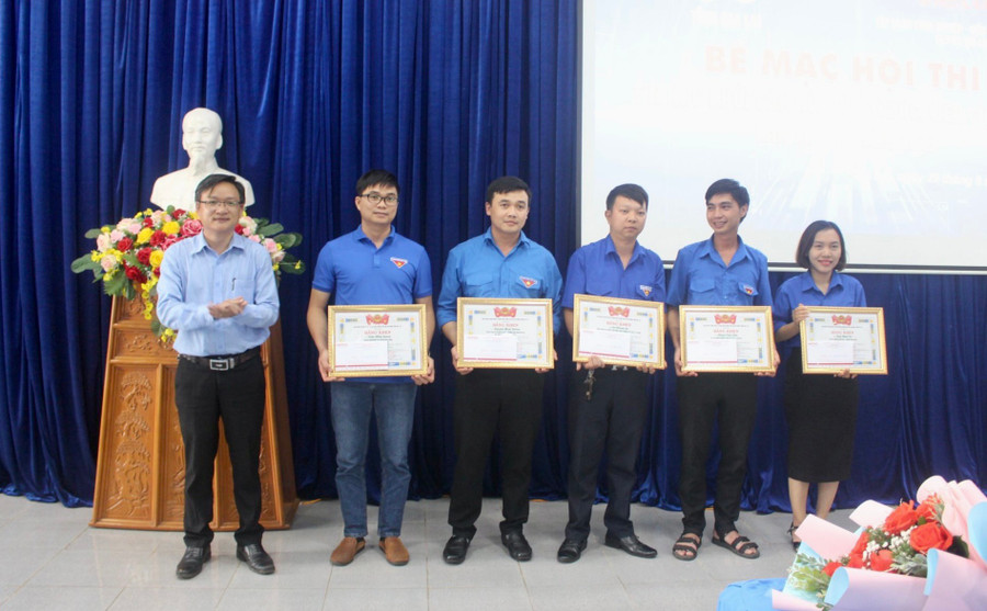 Chị Lê Hương Lý (bìa phải)-công chức Địa chính-Xây dựng UBND phường Yên Thế (TP. Pleiku) đạt giải khuyến khích tại Hội thi Tin học. Ảnh M.N Chị Lê Hương Lý (bìa phải)-công chức Địa chính-Xây dựng UBND phường Yên Thế (TP. Pleiku) đạt giải khuyến khích tại Hội thi Tin học. Ảnh M.N