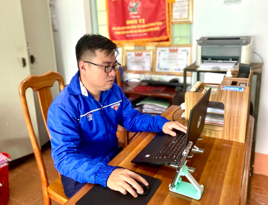 Anh Hồ Đức Công-Bí thư Đoàn phường Yên Thế (TP. Pleiku) tham gia cuộc thi trắc nghiệm trực tuyến tìm hiểu Nghị quyết Đại hội Đoàn. Ảnh: P.L