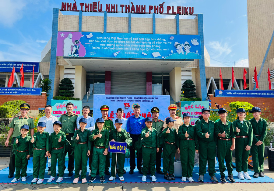 Các chiến sĩ "nhí" xuất quân tham gia chương trình "Học làm chiến sĩ công an". Ảnh: P.L Các chiến sĩ "nhí" xuất quân tham gia chương trình "Học làm chiến sĩ công an". Ảnh: P.L