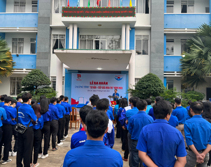 Quang cảnh lễ ra quân chương trình Tư vấn-Tiếp sức mùa thi năm 2023. Ảnh: P.L