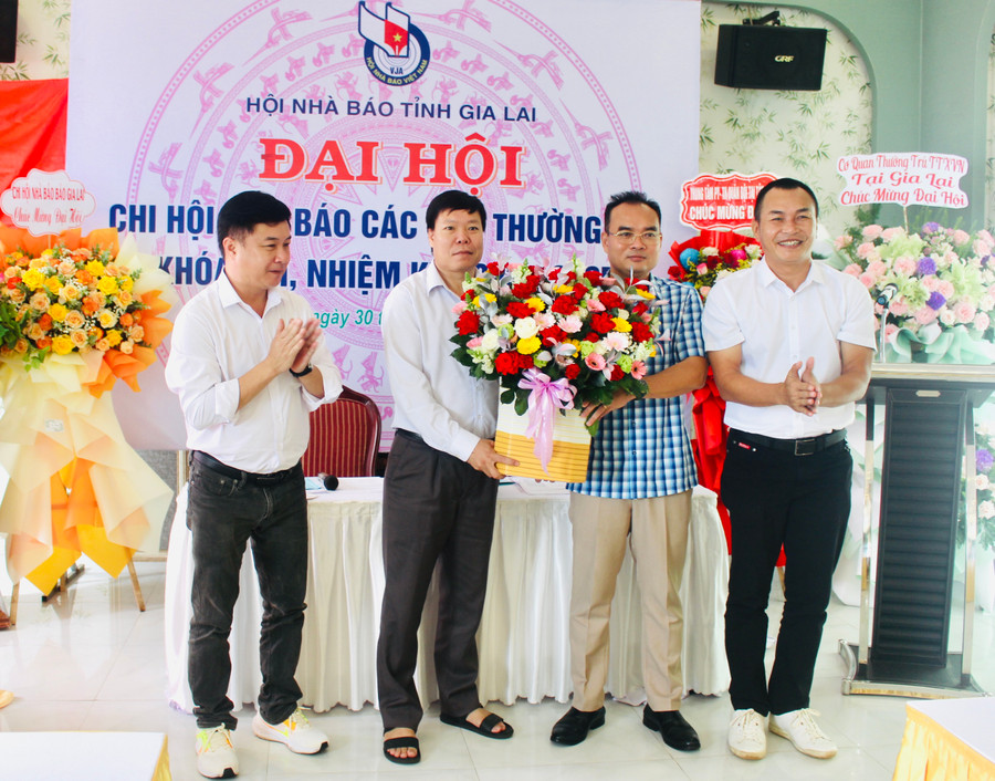 Ban Thư ký Chi hội Nhà báo các Báo thường trú khóa VIII ra mắt tại Đại hội. Ảnh: P.L