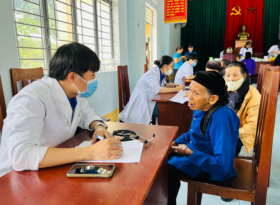 Các y-bác sĩ khám bệnh cho người dân xã Đak Jơ Ta (huyện Mang Yang). Ảnh: P.L