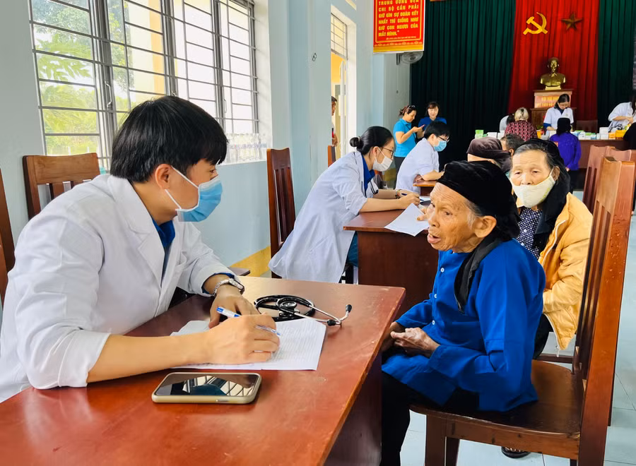Các y-bác sĩ khám bệnh cho người dân xã Đak Jơ Ta (huyện Mang Yang). Ảnh: P.L