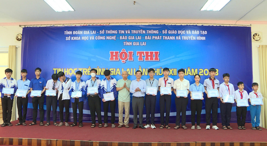 Ban tổ chức trao giải khuyến khích cho các thí sinh. Ảnh: P.L Ban tổ chức trao giải khuyến khích cho các thí sinh. Ảnh: P.L