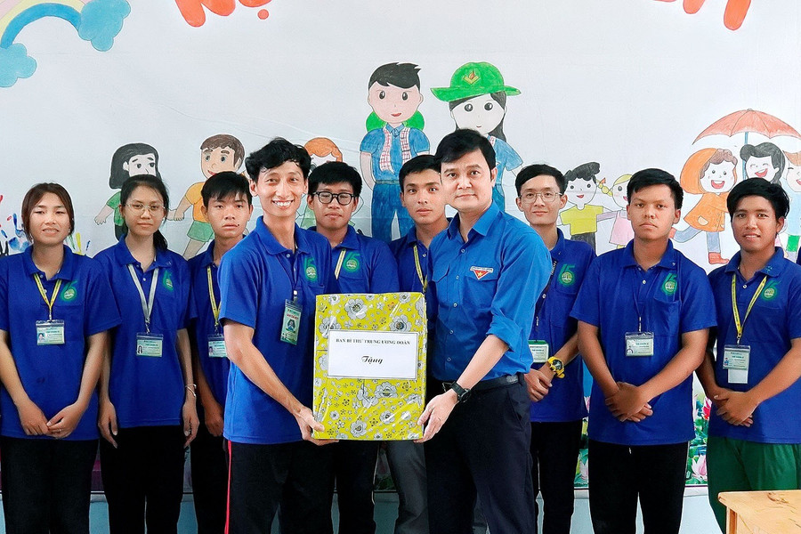 Bí thư thứ nhất Trung ương Đoàn Bùi Quang Huy tặng quà đội hình tình nguyện Mùa hè xanh của Trường Đại học Nông lâm TP. Hồ Chí Minh. Ảnh: Đ.T Bí thư thứ nhất Trung ương Đoàn Bùi Quang Huy tặng quà đội hình tình nguyện Mùa hè xanh của Trường Đại học Nông lâm TP. Hồ Chí Minh. Ảnh: Đ.T