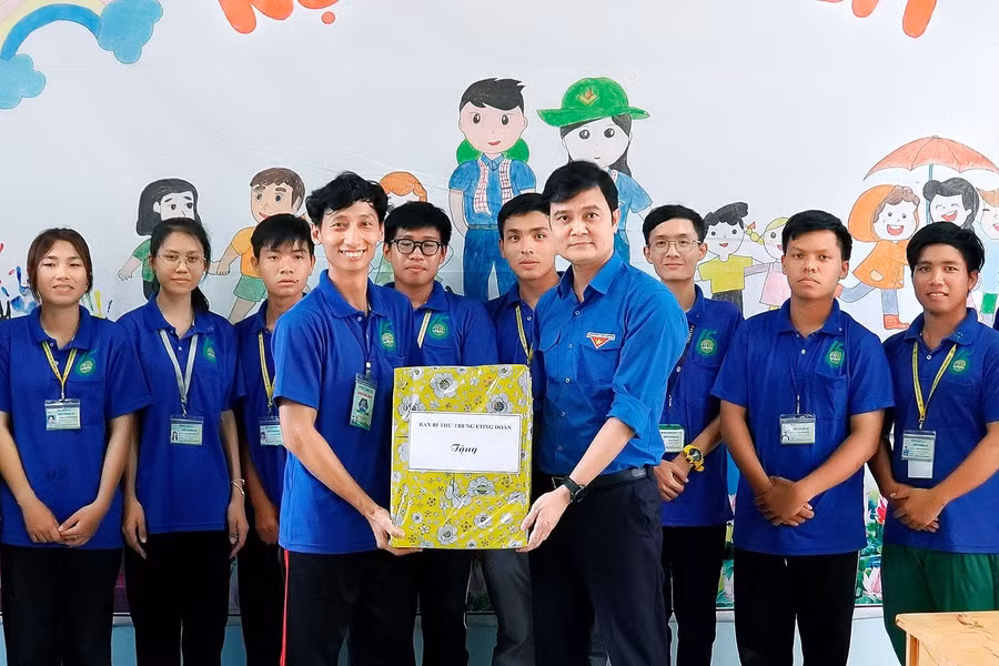 Bí thư thứ nhất Trung ương Đoàn Bùi Quang Huy tặng quà đội hình tình nguyện Mùa hè xanh của Trường Đại học Nông lâm TP. Hồ Chí Minh. Ảnh: Đ.T