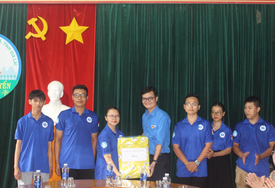 Bí thư thứ nhất Trung ương Đoàn Bùi Quang Huy (ở giữa) tặng quà đội hình tình nguyện của Trường Đại học Công thương TP. Hồ Chí Minh. Ảnh: M.N Bí thư thứ nhất Trung ương Đoàn Bùi Quang Huy (ở giữa) tặng quà đội hình tình nguyện của Trường Đại học Công thương TP. Hồ Chí Minh. Ảnh: M.N