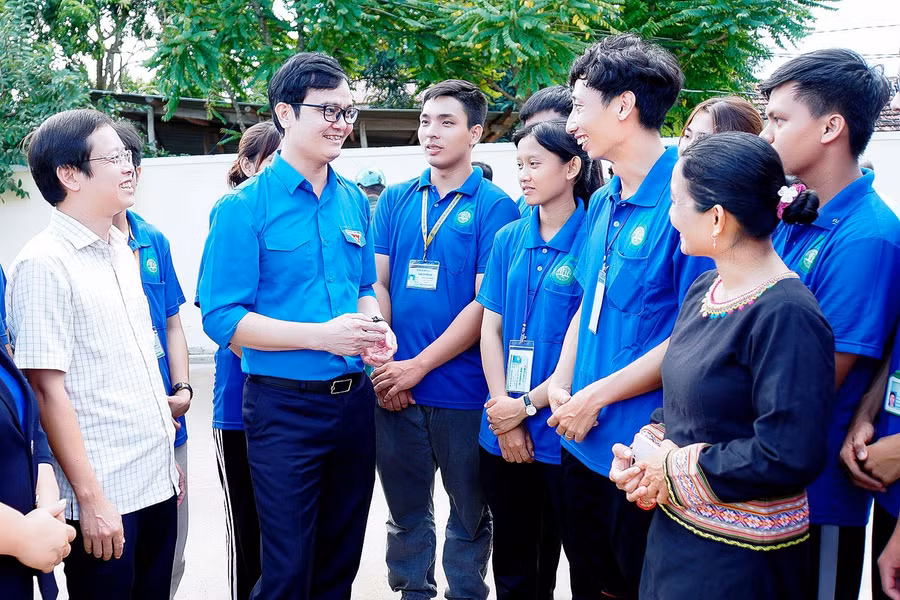 Bí thư thứ nhất Trung ương Đoàn Bùi Quang Huy (thứ 2 từ trái qua) động viên các chiến sĩ tình nguyện của Trường Đại học Nông lâm TP. Hồ Chí Minh. Ảnh: Đ.T