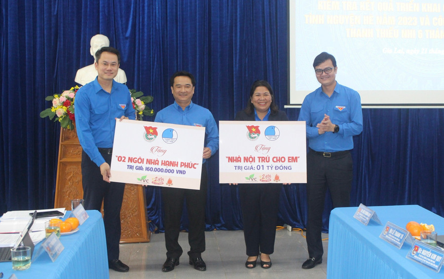 Bí thư thứ nhất Trung ương Đoàn Bùi Quang Huy (bìa phải) trao bảng tượng trưng các công trình cho Tỉnh Đoàn Gia Lai. Ảnh: P.L Bí thư thứ nhất Trung ương Đoàn Bùi Quang Huy (bìa phải) trao bảng tượng trưng các công trình cho Tỉnh Đoàn Gia Lai. Ảnh: P.L