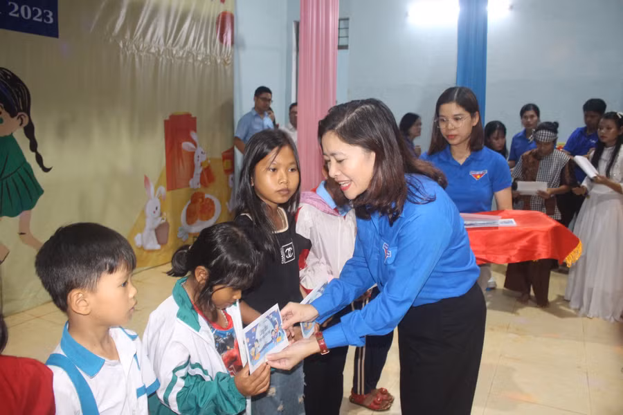 Chị Đỗ Thị Kim Hoa-Giám đốc Trung tâm tình nguyện Quốc gia tặng học bổng cho các thiếu nhi của huyện Chư Sê. Ảnh: P.L