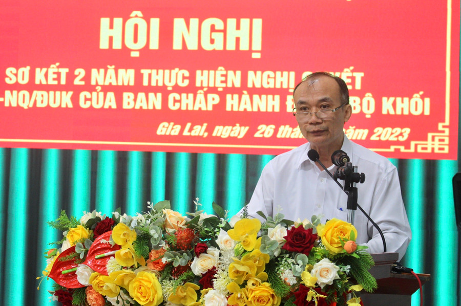 Bí thư Đảng ủy Khối Huỳnh Minh Thuận phát biểu tại hội nghị sơ kết. Ảnh: P.L