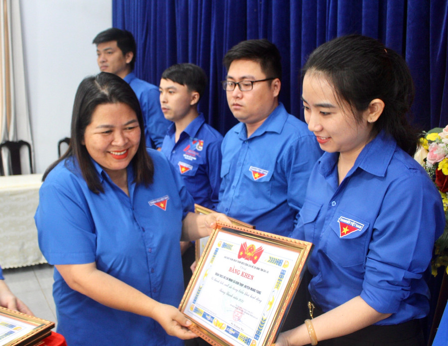 Chị Hà Thị Giang Thảo-Bí thư Tỉnh Đoàn tặng bằng khen cho các tập thể có thành tích xuất sắc trong Tháng Thanh niên năm 2023. Ảnh: Phan Lài