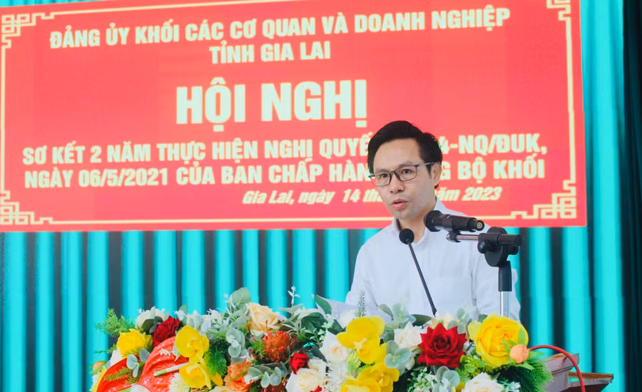 Ông Phạm Xuân Điệp-Bí thư Đảng ủy, Giám đốc Ban Quản lý các Dự án đầu tư xây dựng tỉnh trình bày tham luận tại hội nghị. Ảnh: P.L