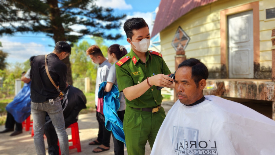 Đoàn viên, thanh niên TP. Pleiku cắt tóc miễn phí cho người dân làng Ia Nueng (xã Biển Hồ, TP. Pleiku). Ảnh: Phan Lài Đoàn viên, thanh niên TP. Pleiku cắt tóc miễn phí cho người dân làng Ia Nueng (xã Biển Hồ, TP. Pleiku). Ảnh: Phan Lài