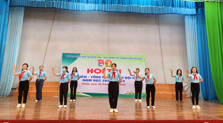 Các thí sinh tham gia phần thi dân vũ-múa hát tập thể tại hội thi Giáo viên Tổng phụ trách Đội giỏi năm học 2022-2023. Ảnh: MINH NHẬT Các thí sinh tham gia phần thi dân vũ-múa hát tập thể tại hội thi Giáo viên Tổng phụ trách Đội giỏi năm học 2022-2023. Ảnh: MINH NHẬT