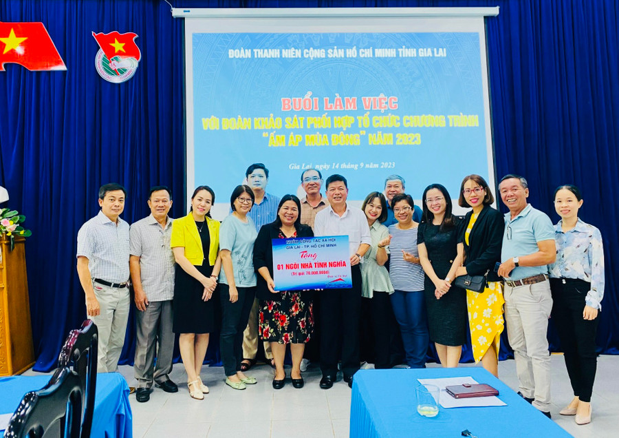 Đoàn công tác xã hội Gia Lai-Hồ Chí Minh trao bảng tượng trưng 1 căn nhà tình nghĩa cho Tỉnh Đoàn Gia Lai. Ảnh: M.N