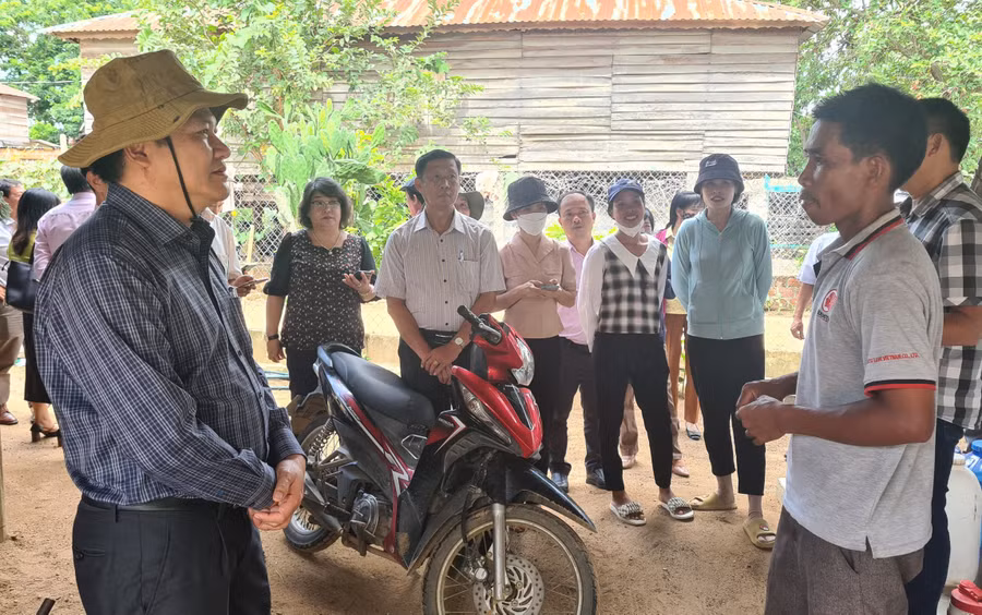 Đoàn giám sát thực tế tại hộ gia đình ông Kpă Lưng (làng Hlil 1, xã Ia Ma Rơn, huyện Ia Pa). Ảnh: Ngọc Sang