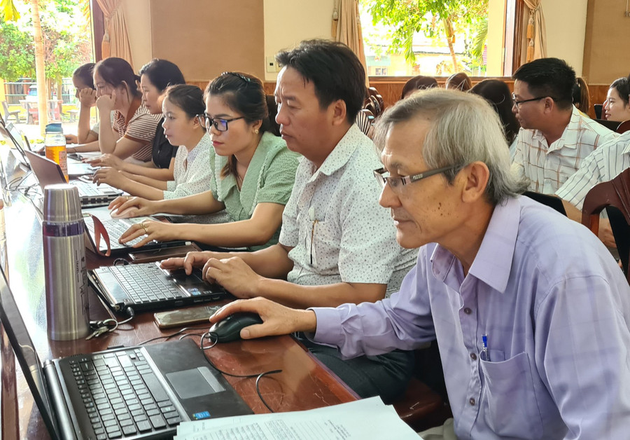 Cán bộ, công chức, viên chức thao tác nhập thông tin dữ liệu tại lớp tập huấn. Ảnh: Ngọc Sang Cán bộ, công chức, viên chức thao tác nhập thông tin dữ liệu tại lớp tập huấn. Ảnh: Ngọc Sang