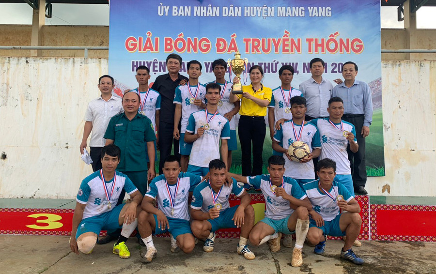 Ban tổ chức trao huy chương và cúp vô địch cho đội bóng xã Đê Ar. Ảnh: Kim Ngọc Ban tổ chức trao huy chương và cúp vô địch cho đội bóng xã Đê Ar. Ảnh: Kim Ngọc