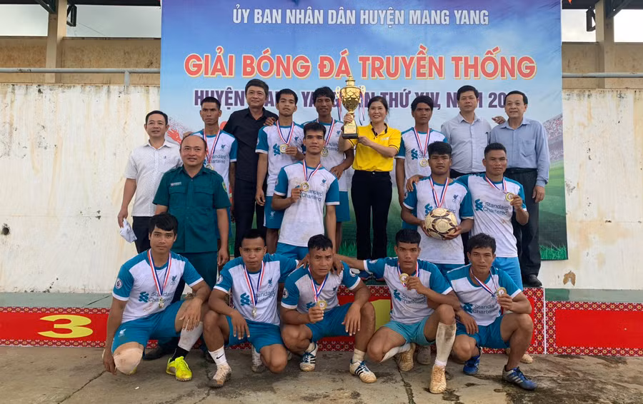 Ban tổ chức trao huy chương và cúp vô địch cho đội bóng xã Đê Ar. Ảnh: Kim Ngọc Ban tổ chức trao huy chương và cúp vô địch cho đội bóng xã Đê Ar. Ảnh: Kim Ngọc