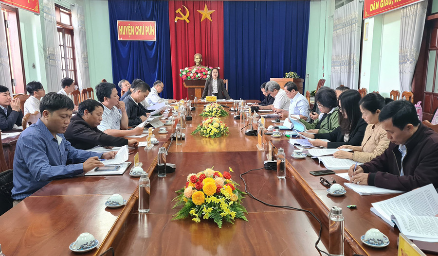 Quang cảnh buổi làm việc của đoàn giám sát với huyện Chư Pưh. Ảnh: Ngọc Sang Quang cảnh buổi làm việc của đoàn giám sát với huyện Chư Pưh. Ảnh: Ngọc Sang