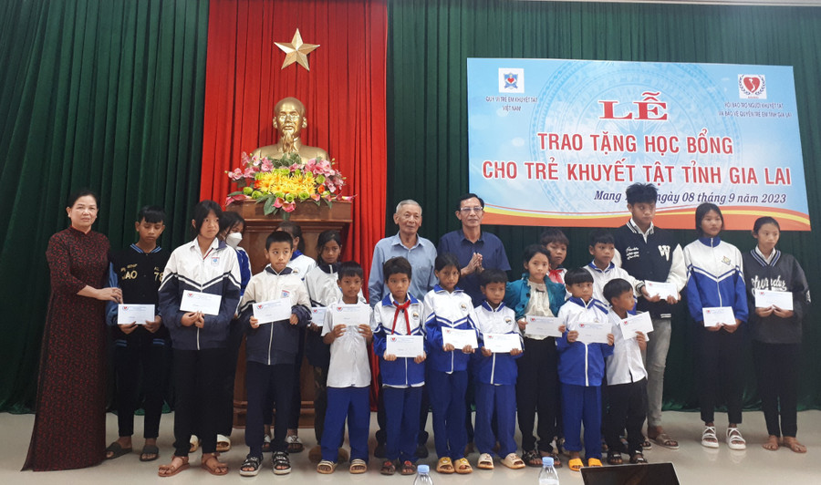 Trao học bổng cho học sinh khuyết tật có hoàn cảnh khó khăn trên địa bàn huyện Mang Yang. Ảnh: Phạm Ngọc