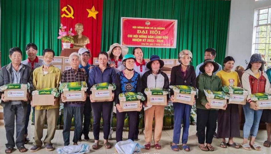 Nhóm thiện nguyện Khai Tâm (TP. Hồ Chí Minh) tặng quà cho người dân làng Gộk, xã Ia Grăng. Ảnh: Hoàng Thương