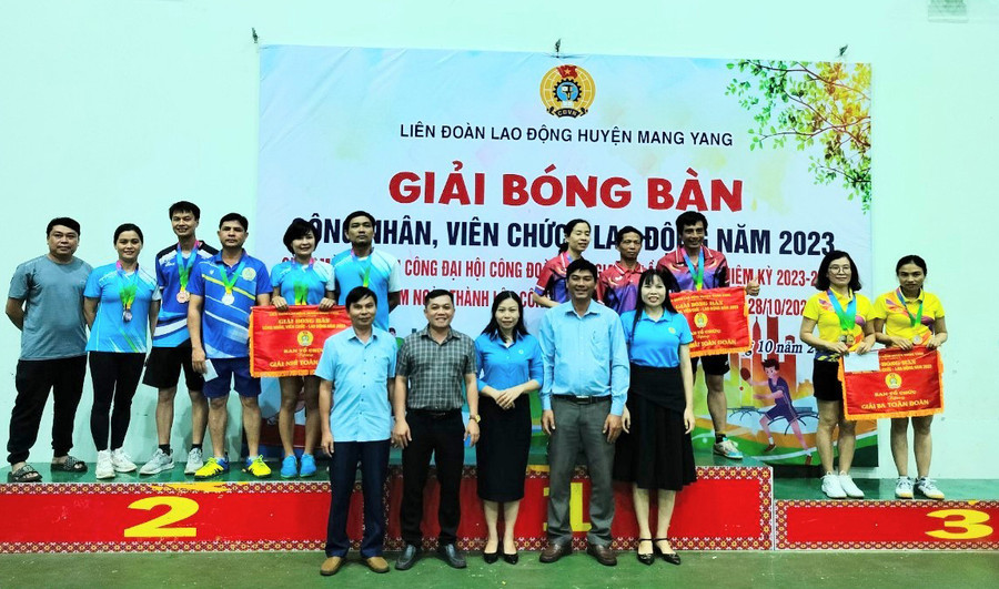 Ban tổ chức trao giải cho các đoàn đạt thành tích cao tại giải. Ảnh: Phạm Ngọc