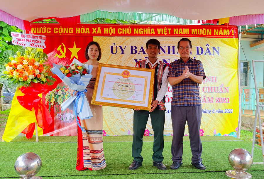 Làng Bông Phrao (xã An Phú) được UBND TP. Pleiku công nhận đạt chuẩn nông mới năm 2021. Ảnh: Phạm Ngọc