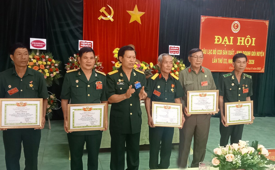 Các cá nhân và tập thể được Hội CCB tỉnh tặng bằng khen vì có thành tích xuất sắc trong sản xuất kinh doanh giỏi. Ảnh: Nguyễn Hải