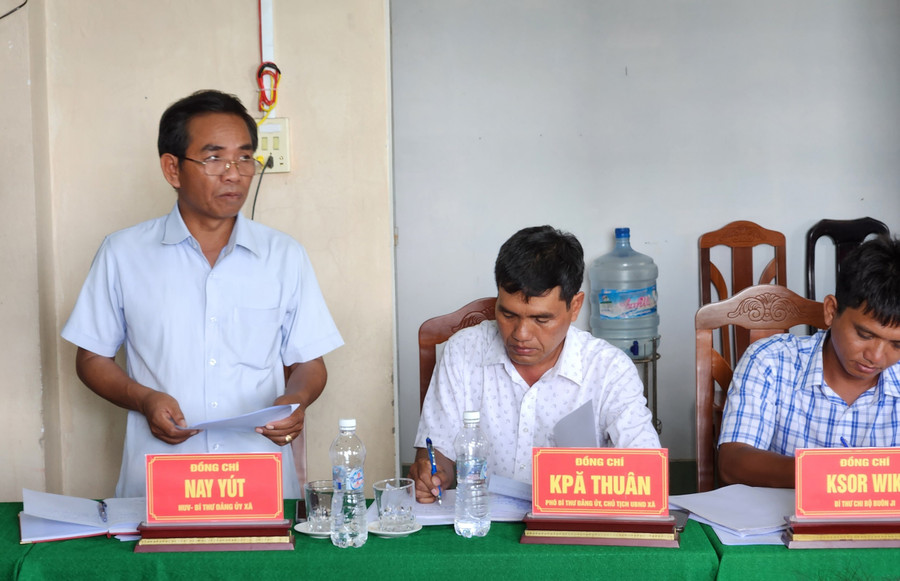 Bí thư Đảng ủy xã Krông Năng Nay Yút phát biểu tại buổi làm việc. Ảnh: Ngọc Sang