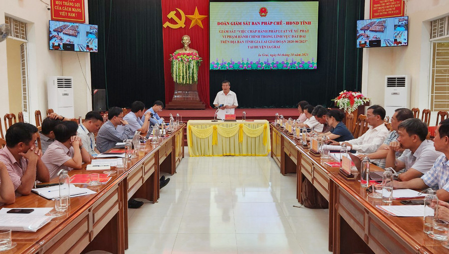 Quang cảnh buổi làm việc của đoàn giám sát HĐND tỉnh với UBND huyện Ia Grai. Ảnh: Ngọc Sang