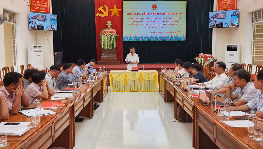 Quang cảnh buổi làm việc của đoàn giám sát HĐND tỉnh với UBND huyện Ia Grai. Ảnh: Ngọc Sang