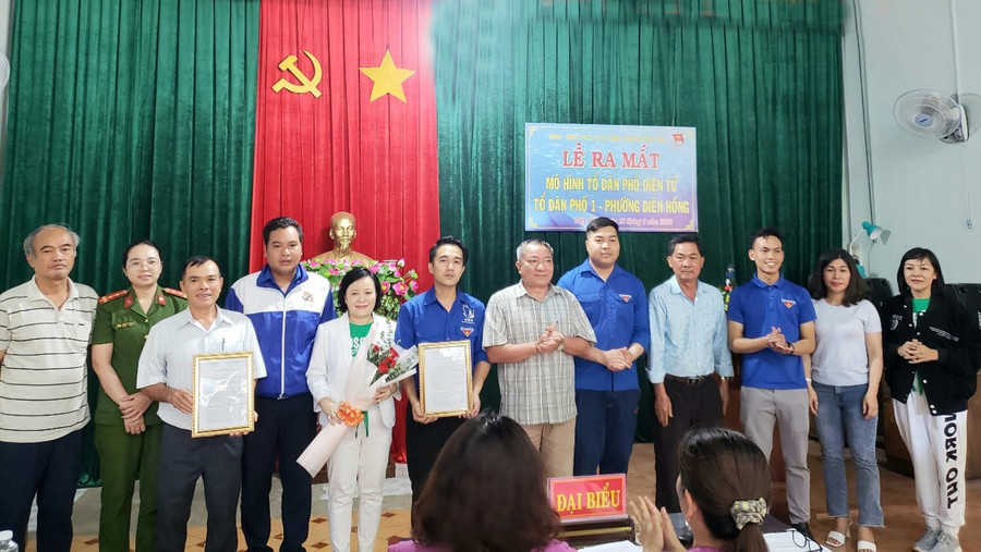 Quang cảnh lễ ra mắt mô hình “Tổ dân phố điện tử” tại tổ dân phố 1. Ảnh: Văn Hòa