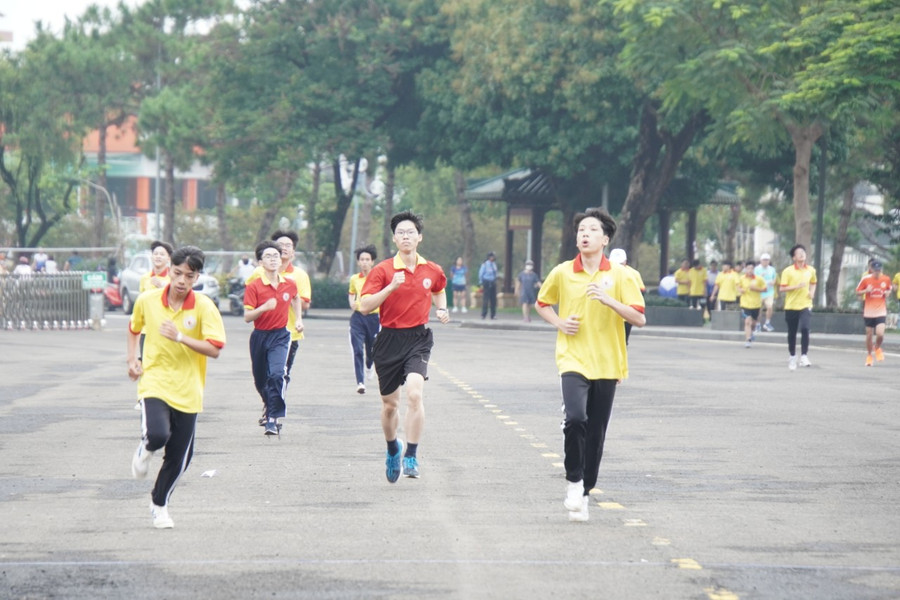Học sinh, cựu học sinh và giáo viên Trường THPT chuyên Hùng Vương tham gia giải việt dã. Ảnh: Đức Thụy Học sinh, cựu học sinh và giáo viên Trường THPT chuyên Hùng Vương tham gia giải việt dã. Ảnh: Đức Thụy