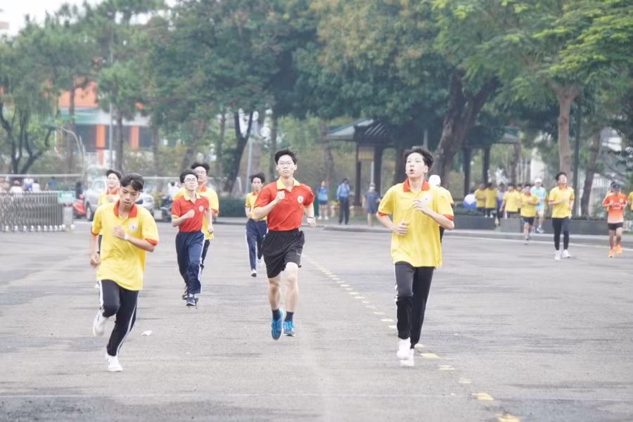 Học sinh, cựu học sinh và giáo viên Trường THPT chuyên Hùng Vương tham gia giải việt dã. Ảnh: Đức Thụy