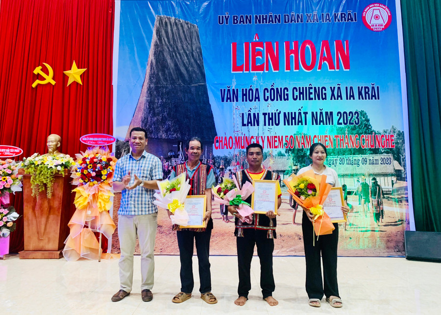 Ban tổ chức trao giải nhất, nhì, ba ở nội dung trình diễn cồng chiêng. Ảnh: Tấn Đô