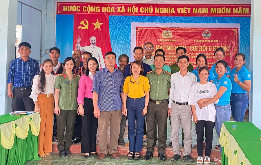 Quang cảnh lễ ra mắt mô hình “Chi hội Nông dân 5 không” tại làng Kdung. Ảnh: Văn Bình