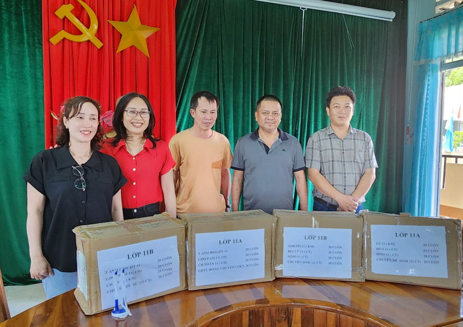 Đại diện Ban Giám hiệu nhà trường nhận sách giáo khoa và tập vở để trao cho các em học sinh có hoàn cảnh khó khăn trong năm học mới. Ảnh: Phạm Ngọc Đại diện Ban Giám hiệu nhà trường nhận sách giáo khoa và tập vở để trao cho các em học sinh có hoàn cảnh khó khăn trong năm học mới. Ảnh: Phạm Ngọc