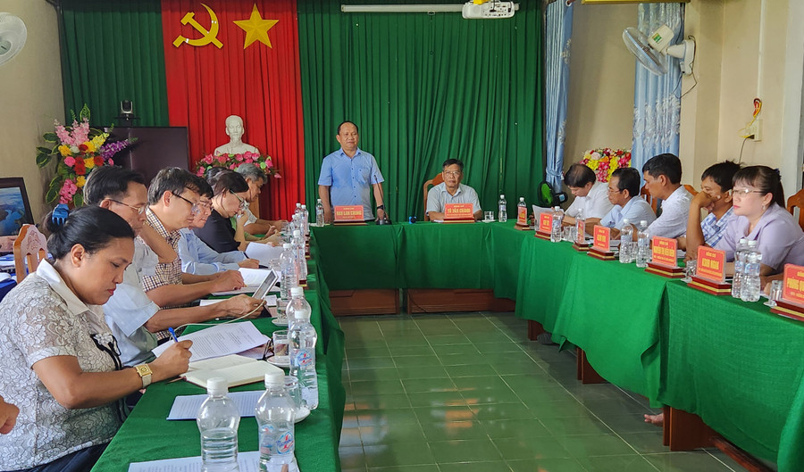 Phó Bí thư Tỉnh ủy Rah Lan Chung phát biểu chỉ đạo tại buổi làm việc với Chi ủy Chi bộ buôn Ji và Ban Thường vụ Đảng ủy xã Krông Năng, huyện Krông Pa. Ảnh: Ngọc Sang