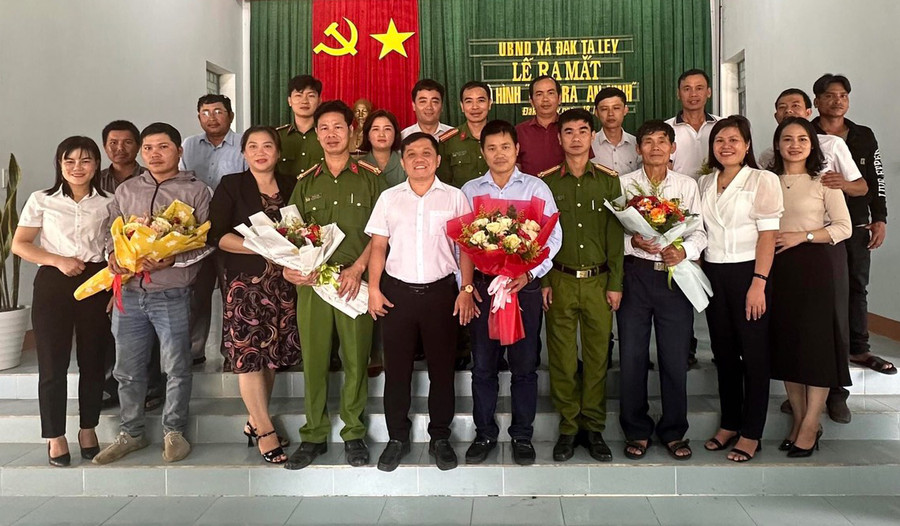 Lãnh UBND xã Đak Ta Ley tặng hoa chúc mừng Ban điều hành mô hình “Camera an ninh”. Ảnh: Minh Hiển