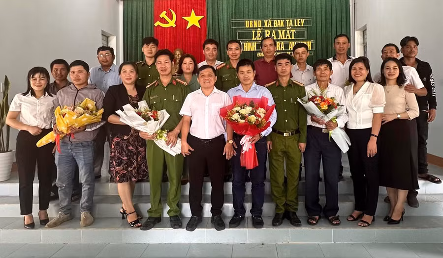 Lãnh UBND xã Đak Ta Ley tặng hoa chúc mừng Ban điều hành mô hình “Camera an ninh”. Ảnh: Minh Hiển