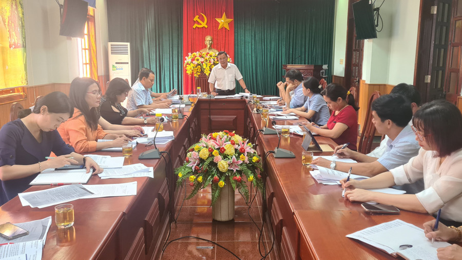 Quang cảnh buổi làm việc của đoàn giám sát với Sở Xây dựng. Ảnh: Ngọc Sang