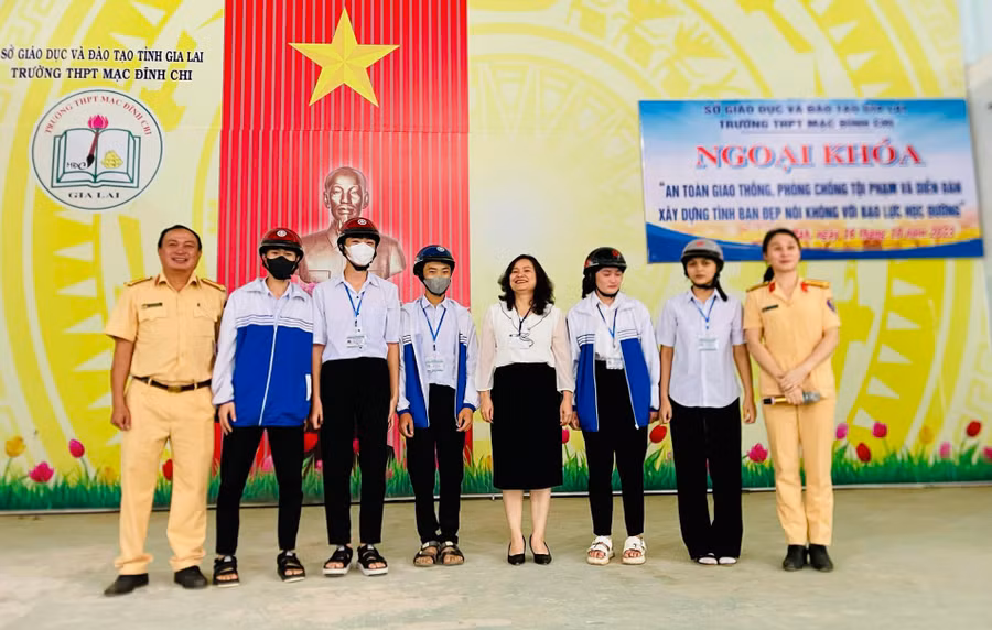 Ban tổ chức tặng mũ bảo hiểm cho các em học sinh. Ảnh: V.Đ