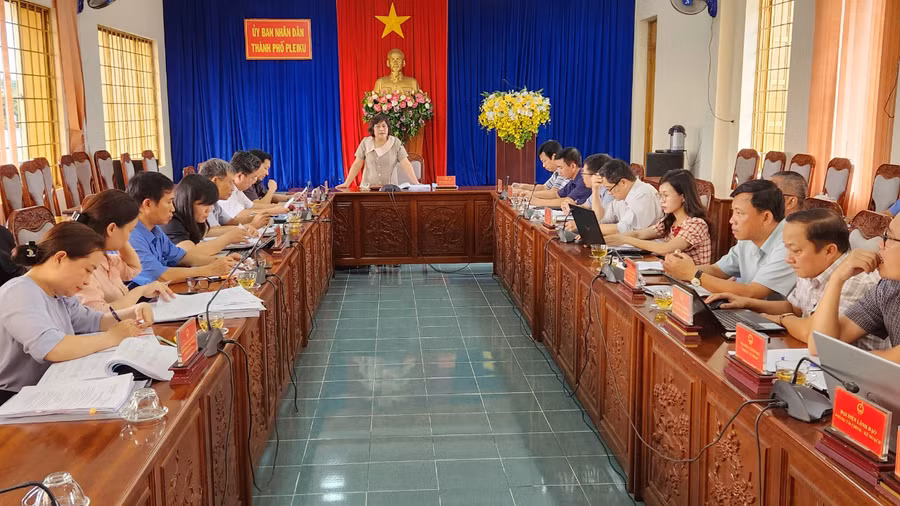 Quang cảnh buổi làm việc của đoàn giám sát HĐND tỉnh với UBND TP. Pleiku. Ảnh: Ngọc Sang Quang cảnh buổi làm việc của đoàn giám sát HĐND tỉnh với UBND TP. Pleiku. Ảnh: Ngọc Sang